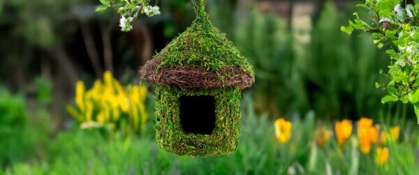 Bungalow Deco Birdhouse with Wicker Rim
